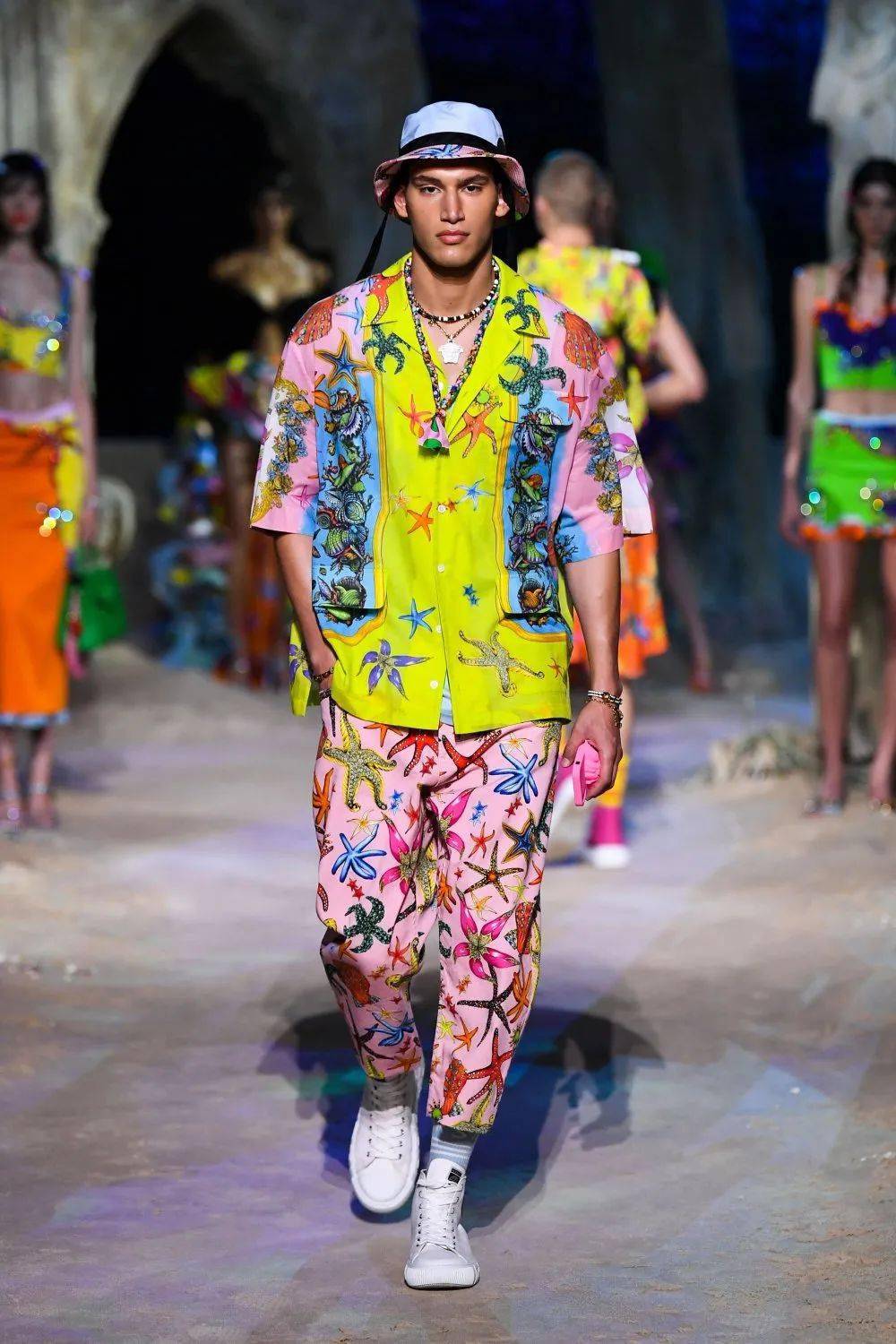 范思哲2021秋冬时装秀,迪奥2021秋冬时装秀 versace(范思哲)2021春夏时装秀!