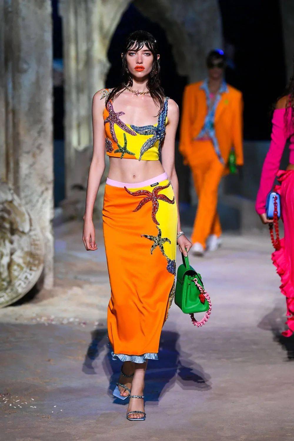 范思哲2021秋冬时装秀,迪奥2021秋冬时装秀 versace(范思哲)2021春夏时装秀!
