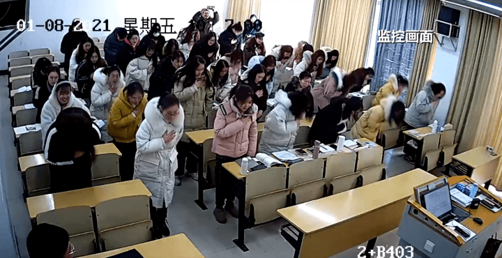 上演了暖心一幕扬州职业大学一间教室里随着上课铃声响起