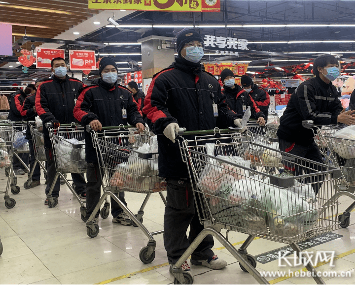 石家庄市永辉超市民心广场店,顺丰小哥有序派送市民线上下单的商品.