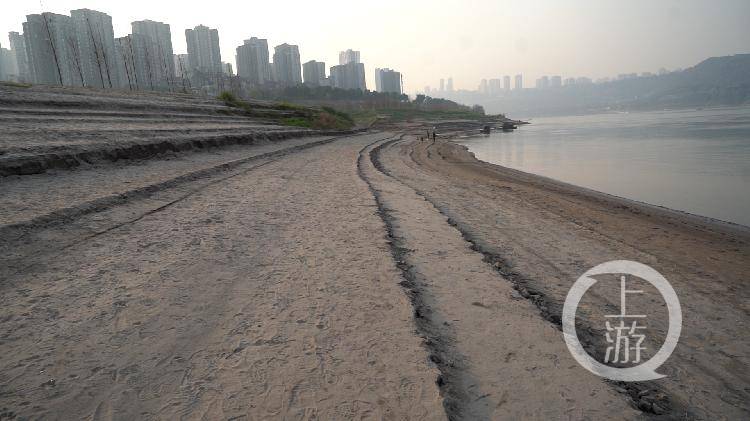 重庆巴滨路江边惊现“水元阳”