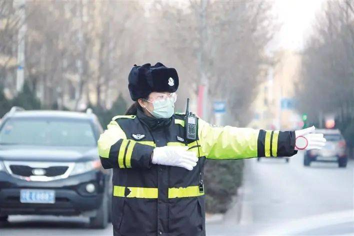交巡警在川流不息的人流车流中指挥交通