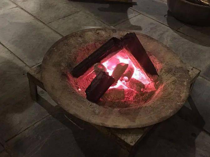 警惕!云南丽江18岁女孩烧炭火睡觉,家人发现时已身亡