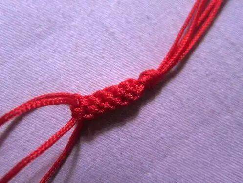 首先我们需要准备好四条红色的绳子,在距离线的一头5-6厘米处打个结.