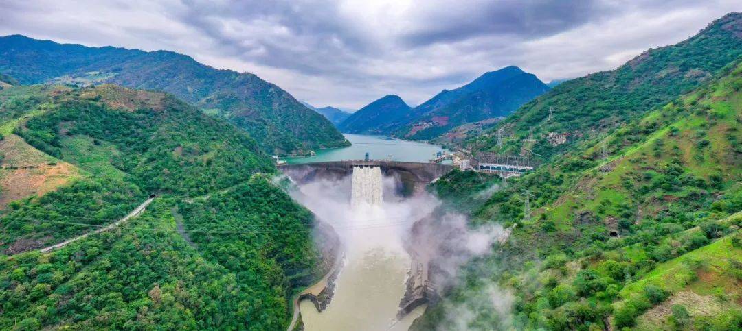 刘家成/摄影 这里有中国在20世纪建成投产的最大水电站——二滩水电站