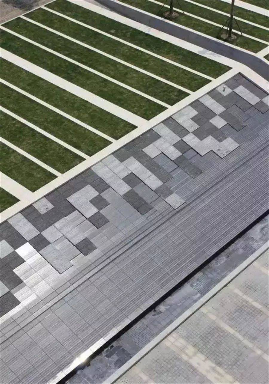 设计师采用跟山城重庆相呼应的等高线形式构成广场的铺装肌理,台阶
