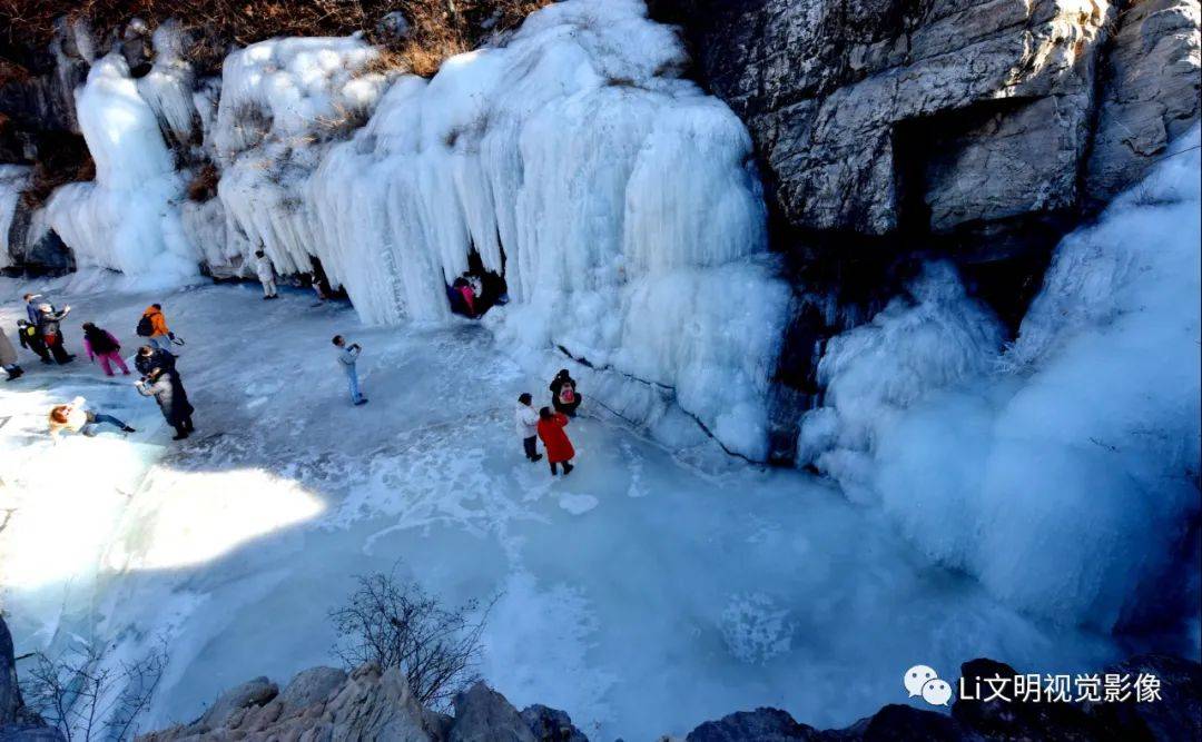 1月16日,在北京门头沟区王平镇瓜草地一冰瀑景观