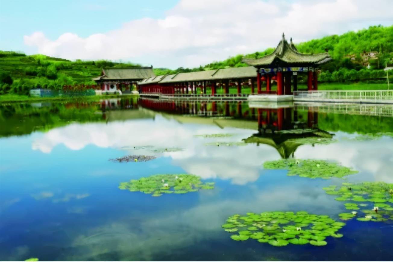 晚霞湖 位于西和县城以西5公里处的姜席镇境内,为陇南市十大重点旅游