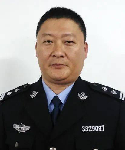 商铁明 杭州市北郊监狱二监区监区长,一级警长春节值完班后,他马上