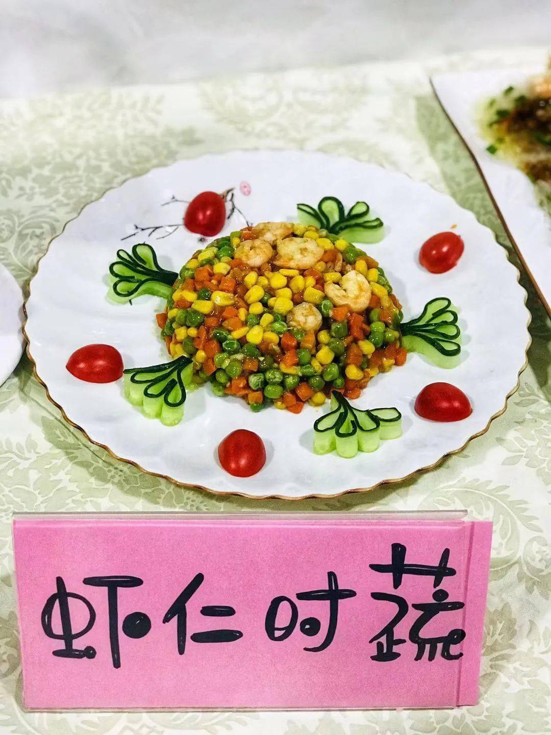 营养搭配,符合幼儿年龄,创意摆盘四个方面出发,评选出了本次厨艺大赛