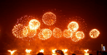 放烟花炸下水道被井盖掀飞爆竹引爆沼气池,毁坏多辆汽车熊孩子的一时