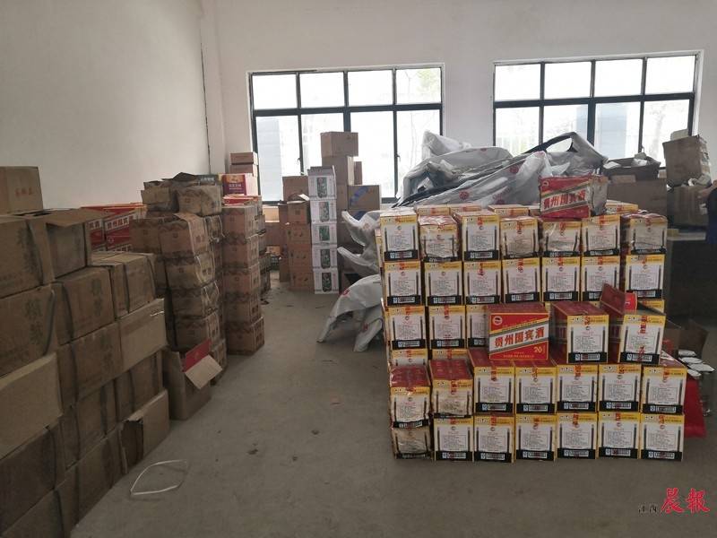 查获的4000余瓶"高档白酒"在仓库里堆成了小山.