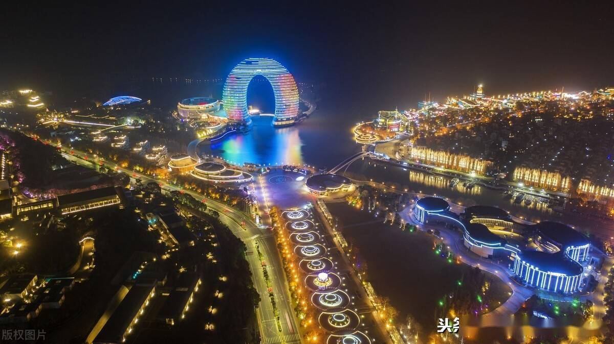 航拍浙江湖州月亮湾酒店日夜美景大不同