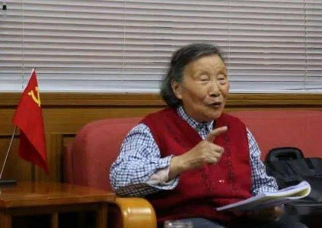 她官至正部级,全国首位彝族女县长,首位女省人大主任
