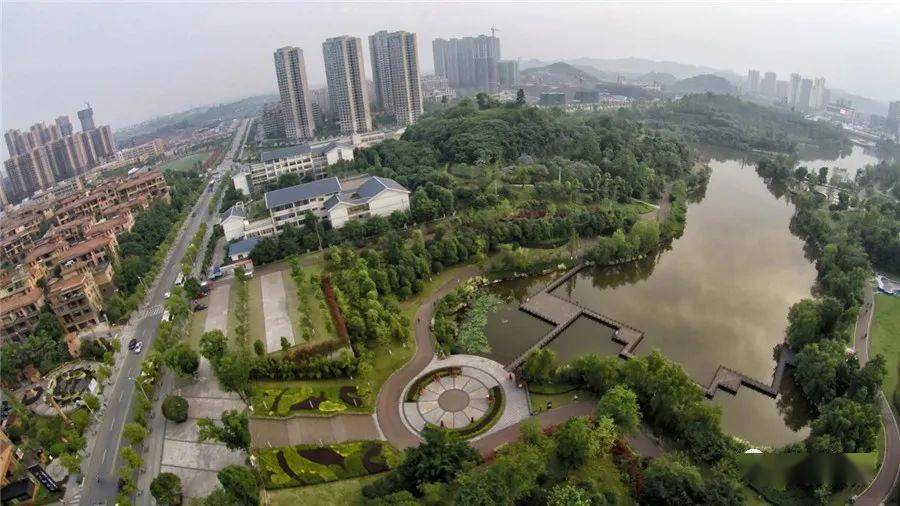 卧龙湖湿地公园 ,由自然水岸,生态岛,人工内湖和湿地景观四大景观