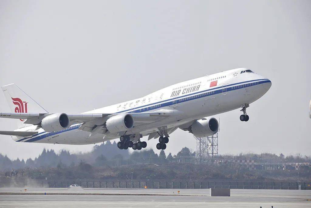 国航高度重视此次天府机场试飞工作,专门从总部调派波音747-8客机执行