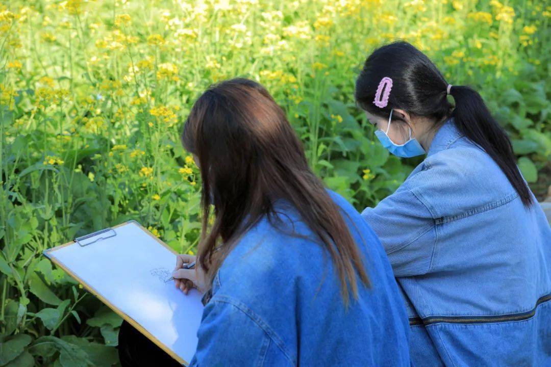 就连辛勤的小蜜蜂都被油菜花的甜蜜所吸引,他们扑动着翅膀,穿梭在