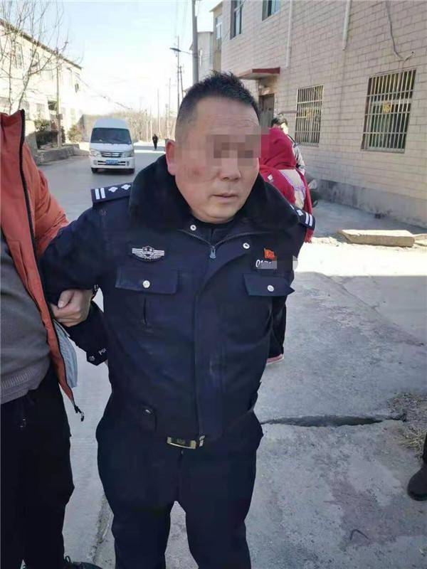 男子冒充"刑警队长"骗钱骗色:"手枪式打火机"成道具,涉案数百万元