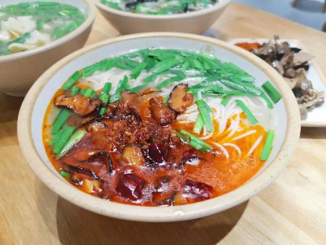 汤鲜味美南宁新开的这家丽江风味的乌鸡米线快来试试吧