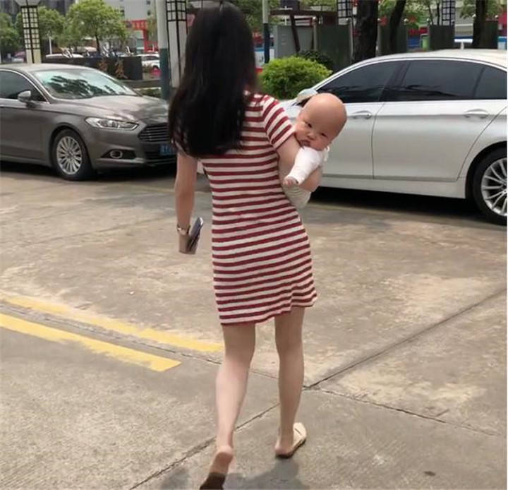 边玩手机边哺乳,这种受宝妈欢迎的行为,却是毁掉宝妈身材的元凶