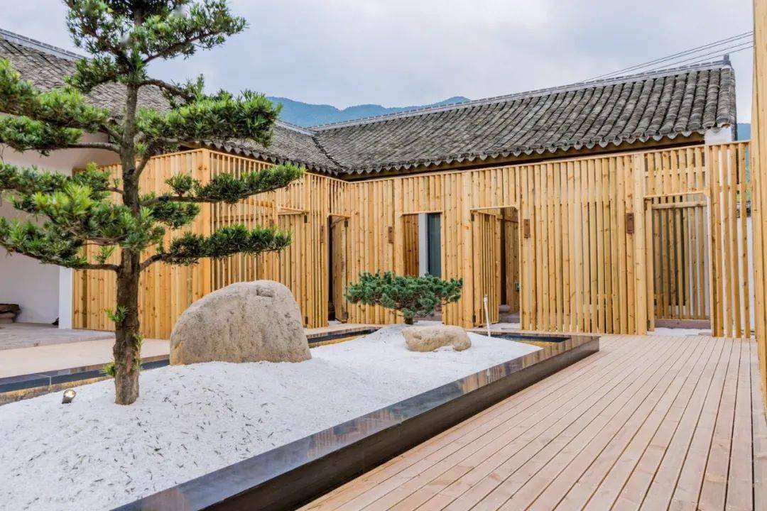 溪里方村位于象山县城以西10公里的墙头镇,山环水绕,是浙江最美乡村