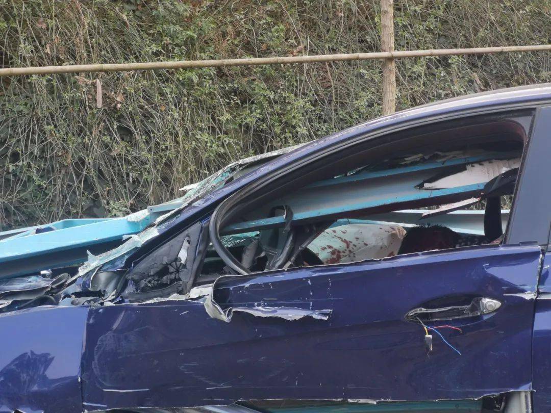 乐井快速通道上突发车祸,驾驶员当场死亡!_隔离栏