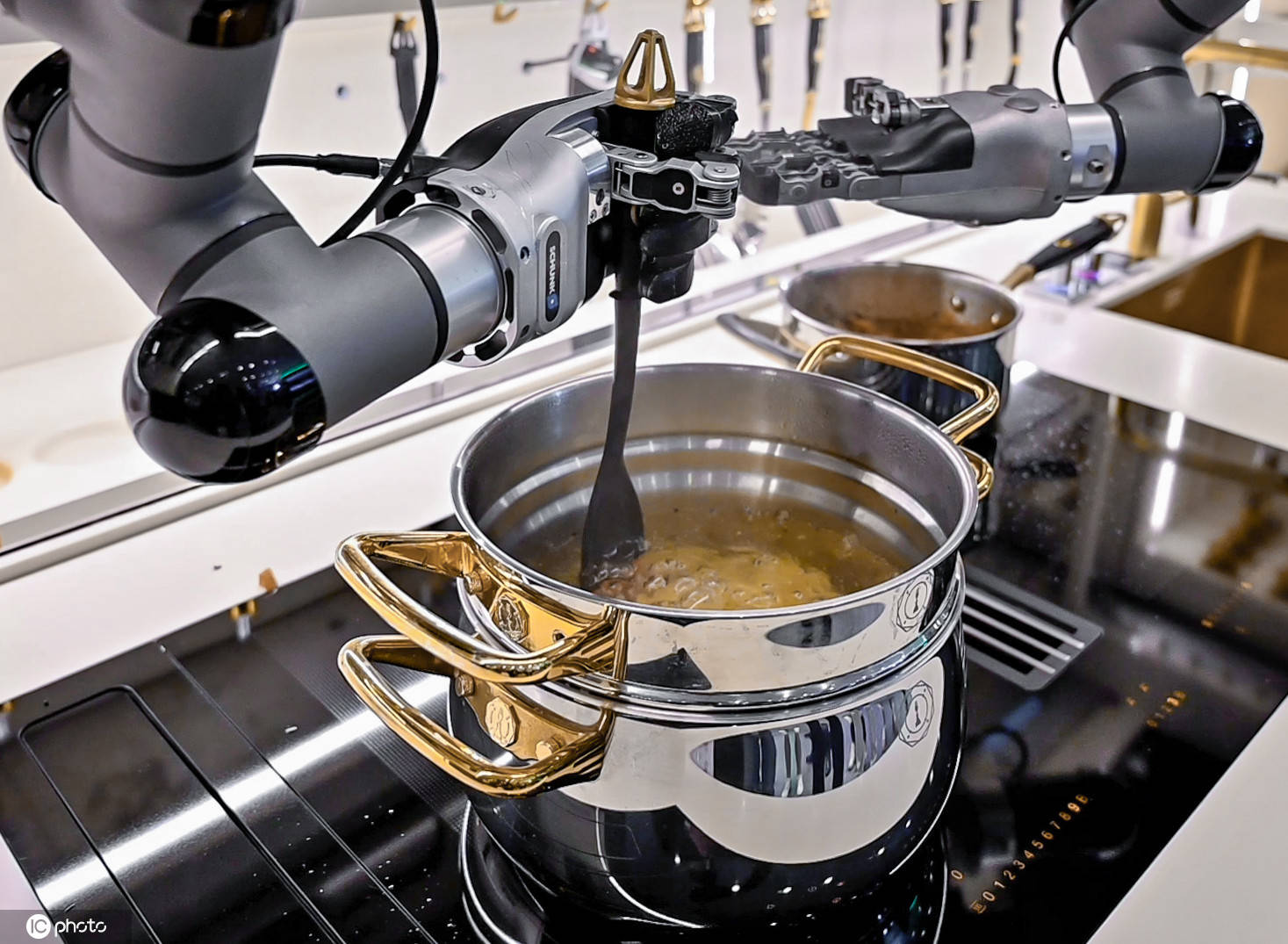机器人厨房来了做饭洗碗全包办