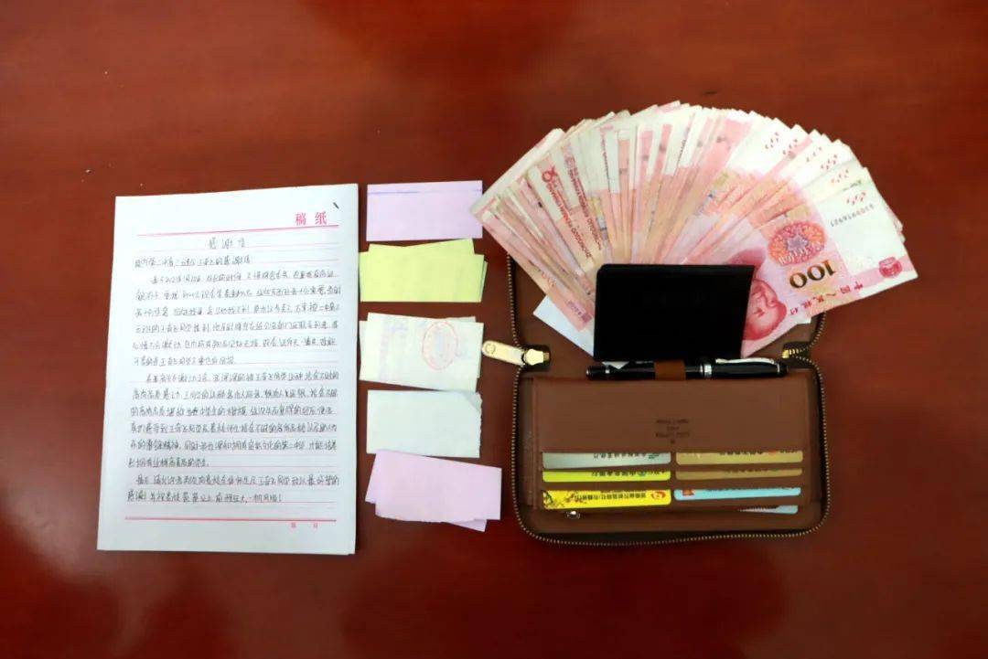 两学生捡到1个包,有8000元现金,银行卡.
