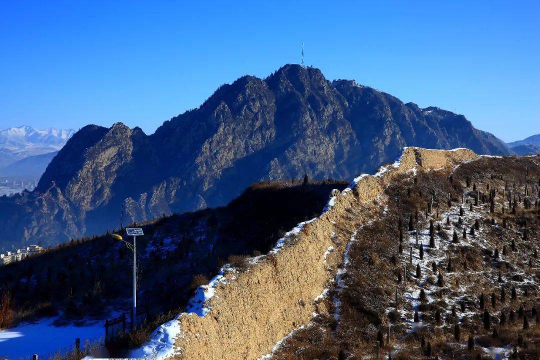 从大通老爷山向西望去,有一条长龙静静地蛰伏在娘娘山山梁上,成为