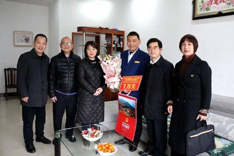 市委宣传部部务会成员,部机关纪委书记刘玉龙带队看望慰问了长沙市