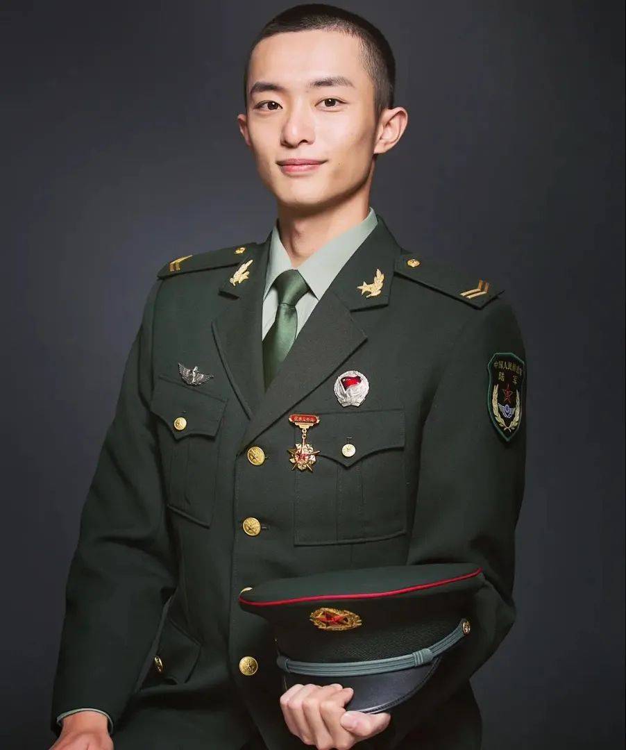 2017年 从东部战区退役的大学生士兵 白宇帆饰演的马得宝(左图) 军装