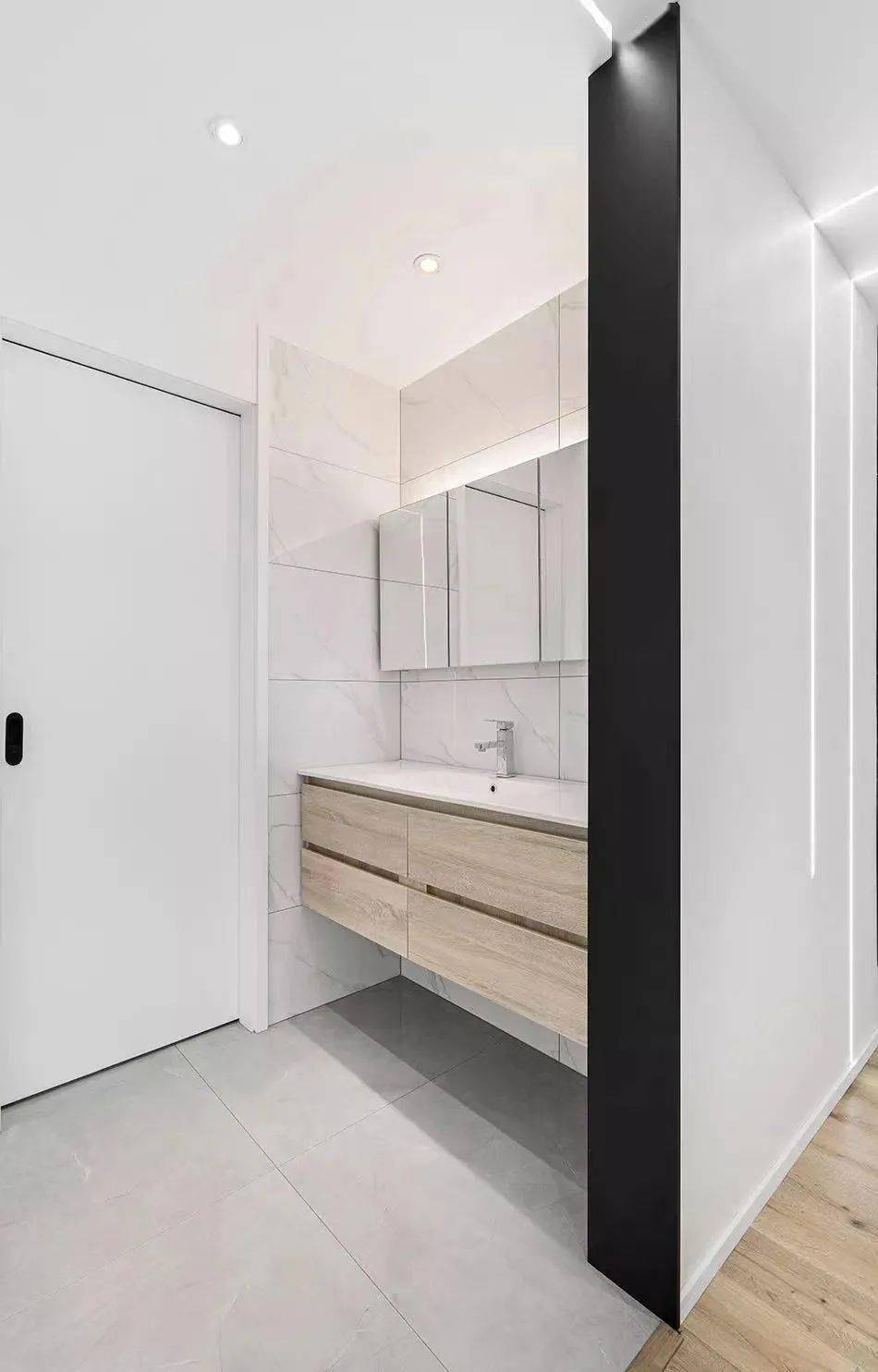 设计师缪茹 可以选一款漂亮的洗手台,背景墙贴上好看的瓷砖,配以推