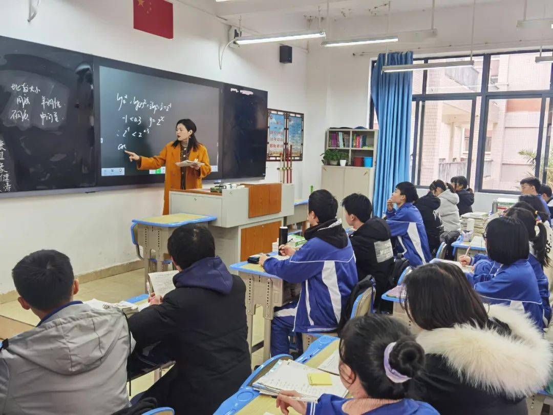 位于浈江区十里亭镇的韶关市张九龄纪念中学是由市二中,曲仁中学两校