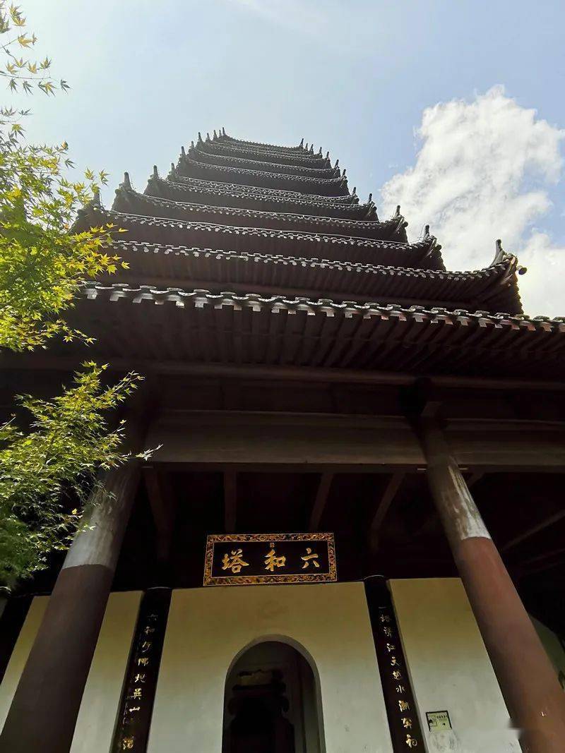 正面碑文刻的乾隆"登开化寺六和塔记,行书,每字6厘米见方,清乾隆十六