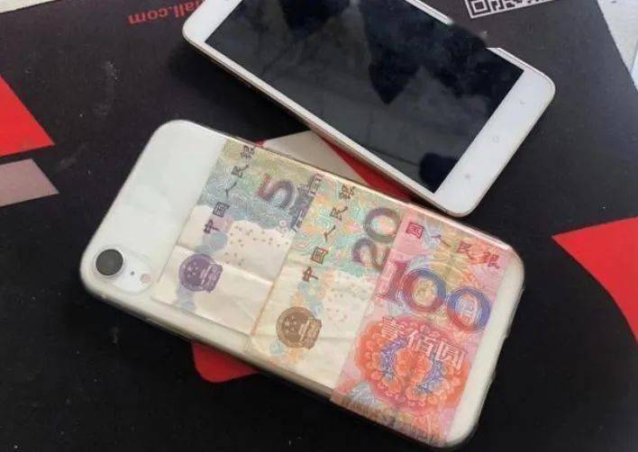 为什么要在手机壳后面放钱?今天总算明白了,看完立马去放几张