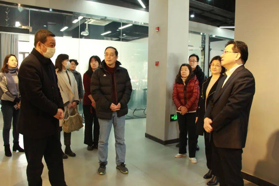 市科委副主任陆敏,钟晓敏副区长调研东华大学国家大学