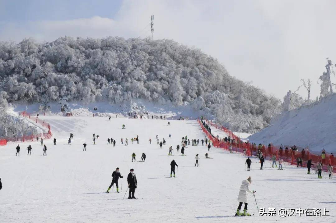 厉害了6岁小萌娃挑战汉中龙头山中级滑雪道