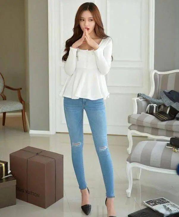 穿紧身牛仔裤的妹子,显得美女千娇百媚楚楚动人,修身显瘦显魅力,拉长