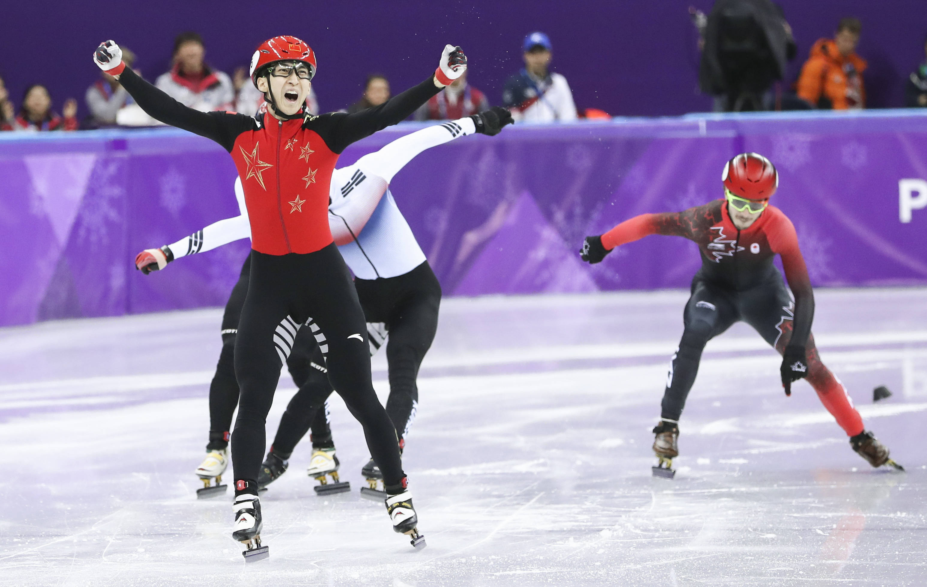 在平昌冬奥会短道速滑男子500米决赛中,中国选手武大靖夺冠后庆祝
