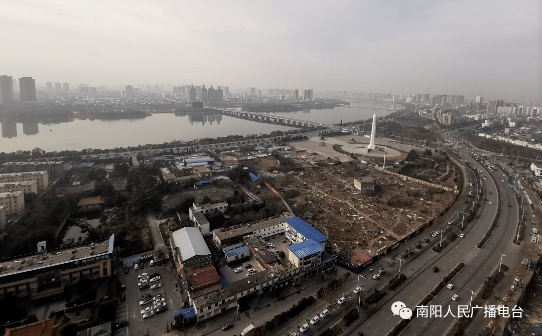 南阳宛城区仲景街道解放广场北涉迁居民喜领新房钥匙