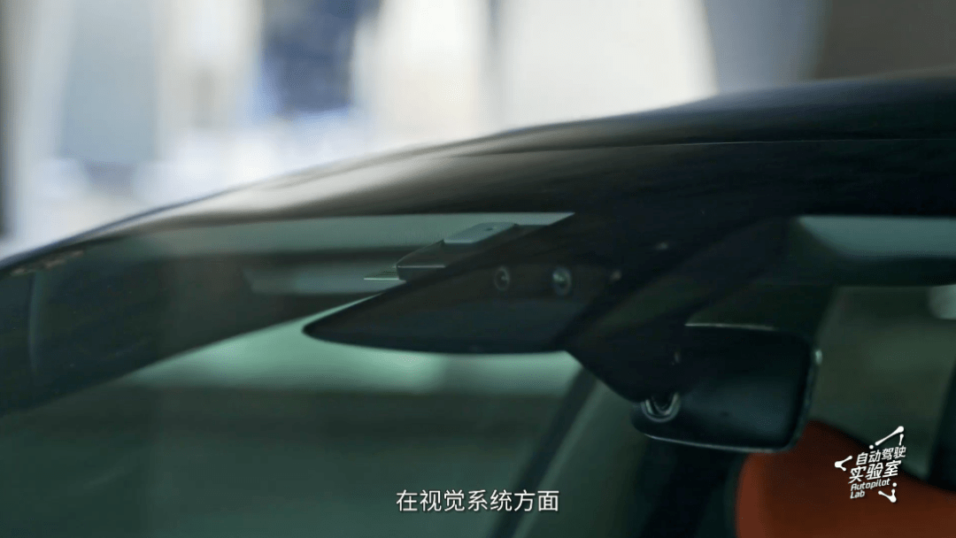 在视觉系统方面,model3布局了前3后3,左右各1颗的摄像头来实现360°的