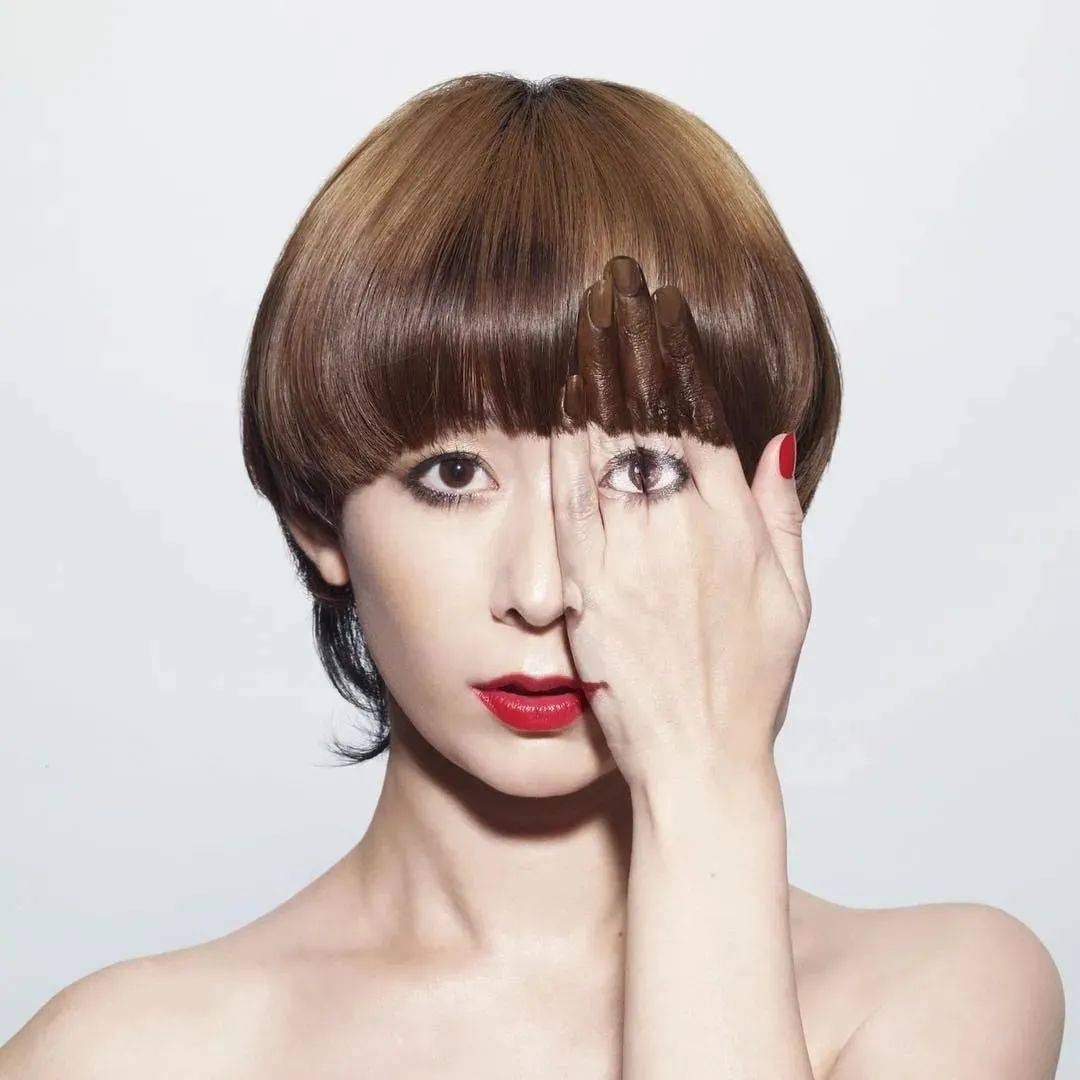 这个日本美女总监,设计风格太大大大大大胆了!_海报