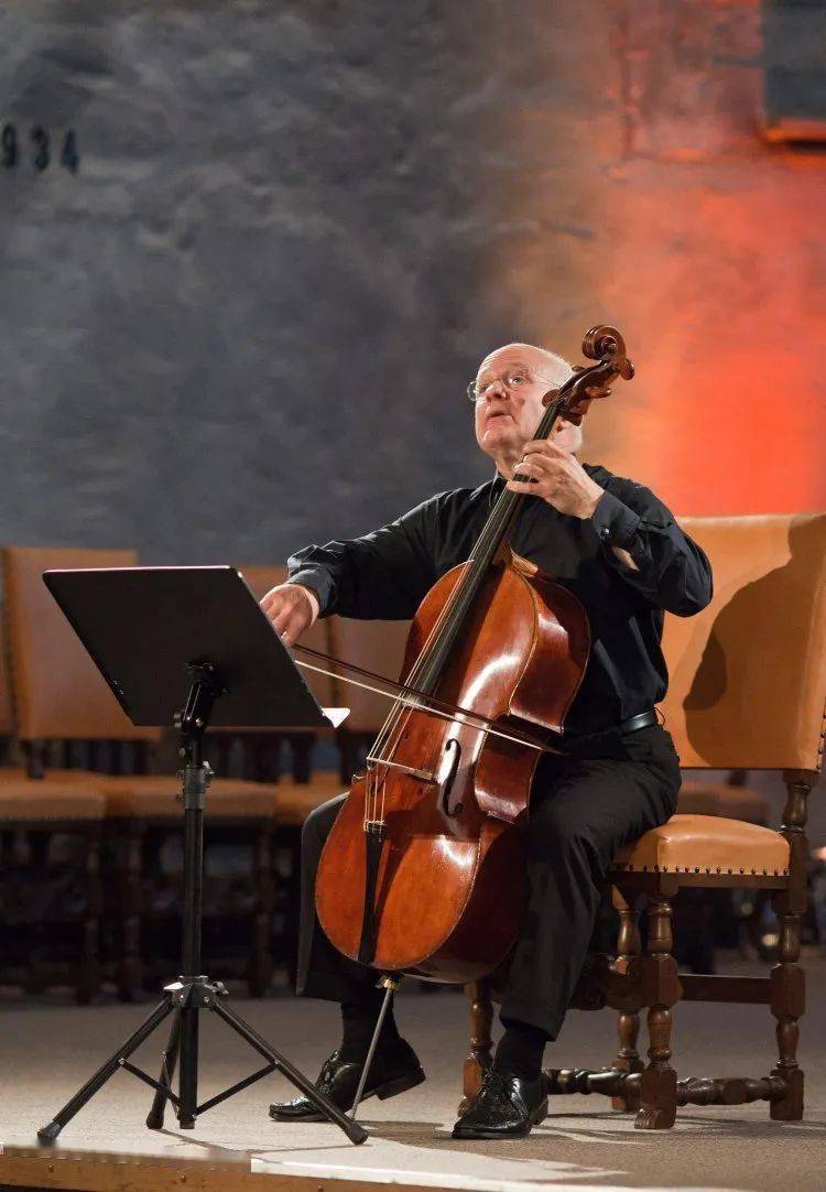 自17世纪大提琴家多曼尼科·加布里埃利(domenico gabrielli)创作了第