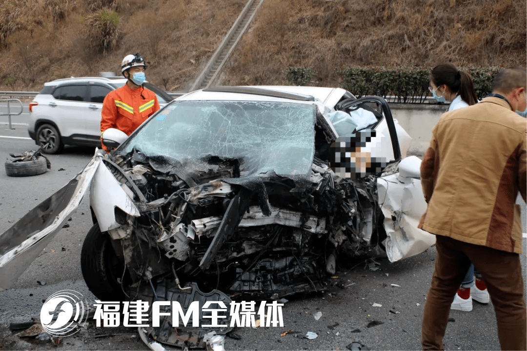 发生一起交通事故 一辆闽h*3h号白色小型轿车 撞上道路中央的隔离