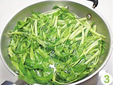 准备材料:水通菜(空心菜)250克,腐乳3块,腐乳汁1大匙,料酒1大匙,大蒜