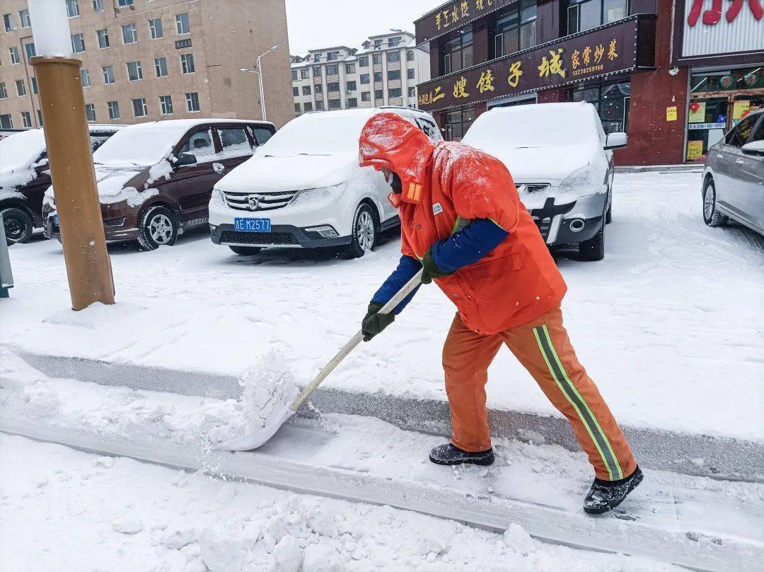 图|环卫工人清理道边积雪