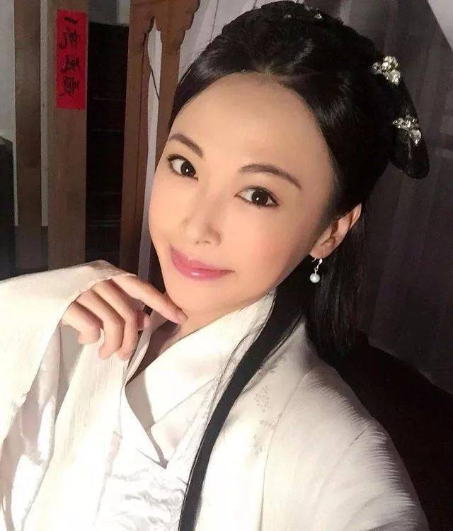 陈婉婷2010年参加校花校草选举 2011年22岁的陈婉婷 又参加了tvb周刊