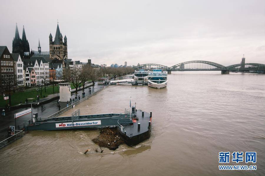 德国莱茵河受降雨影响水位上涨