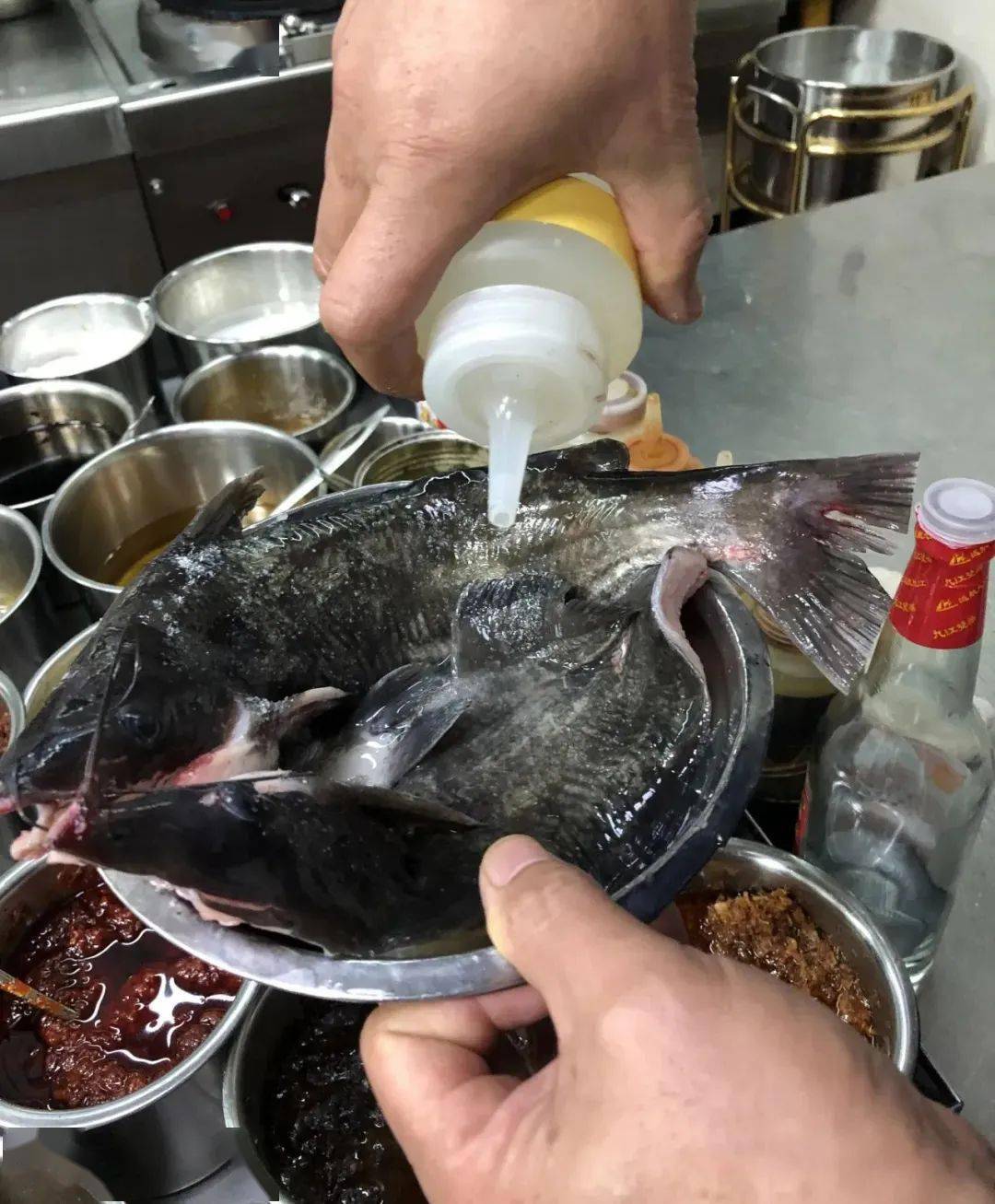 3.烤网上刷一层油,摆入剑骨鱼,送进上下火调至300℃的烤箱加热6分钟.