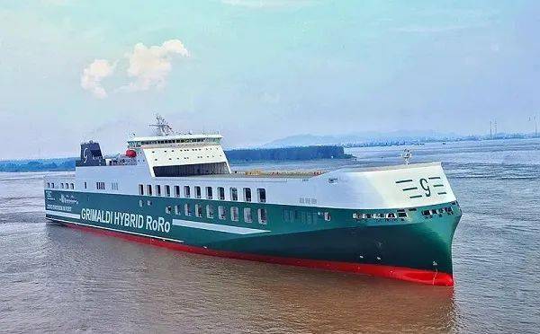 该平台水线间长110.4m,型宽42m,型深8.5m,设计吃水5.3m,桩腿长91.